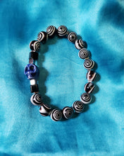 Load image into Gallery viewer, Black and white glass bead bracelet
